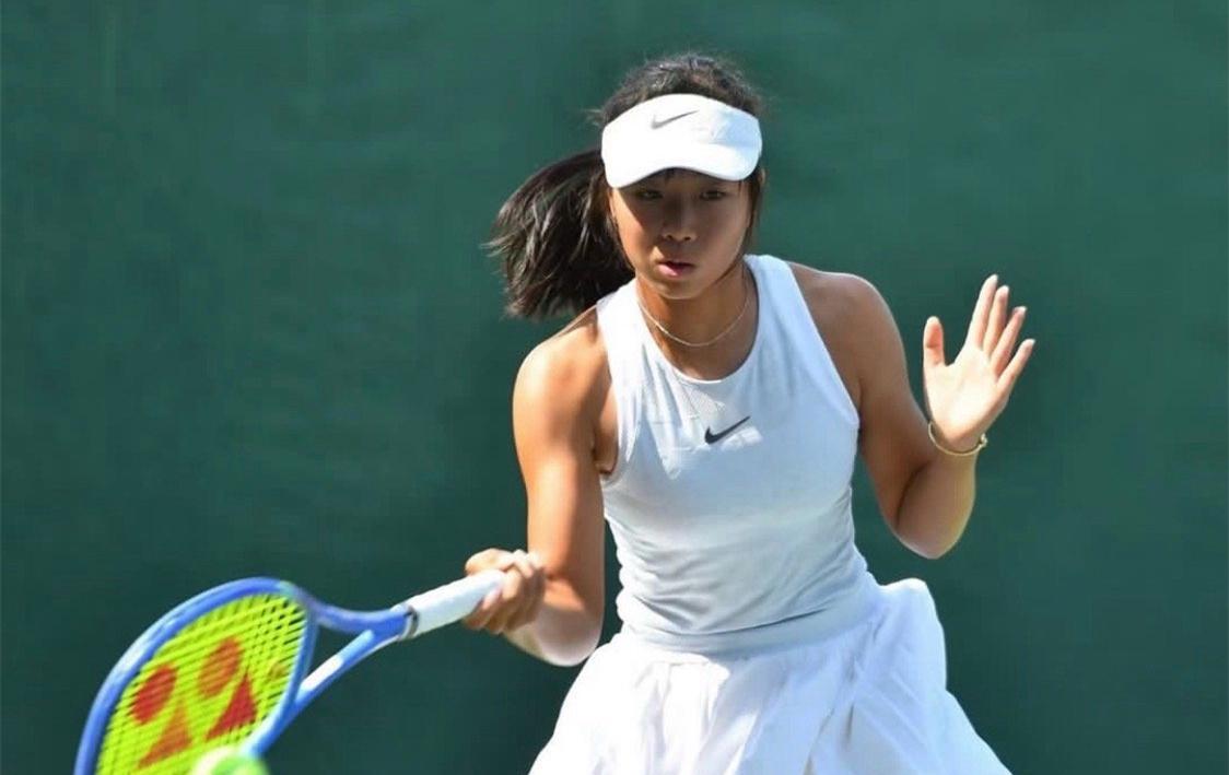 2-0晋级第三轮！中国女网15岁新星闪耀成人赛：追赶郑钦文王欣瑜